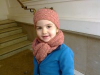 "Hand-crafted trend - Scarf and head band for child ; knitting"