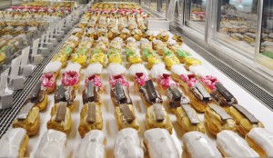 "French pâtissier is specializing in eclairs ; Mono concept stores"